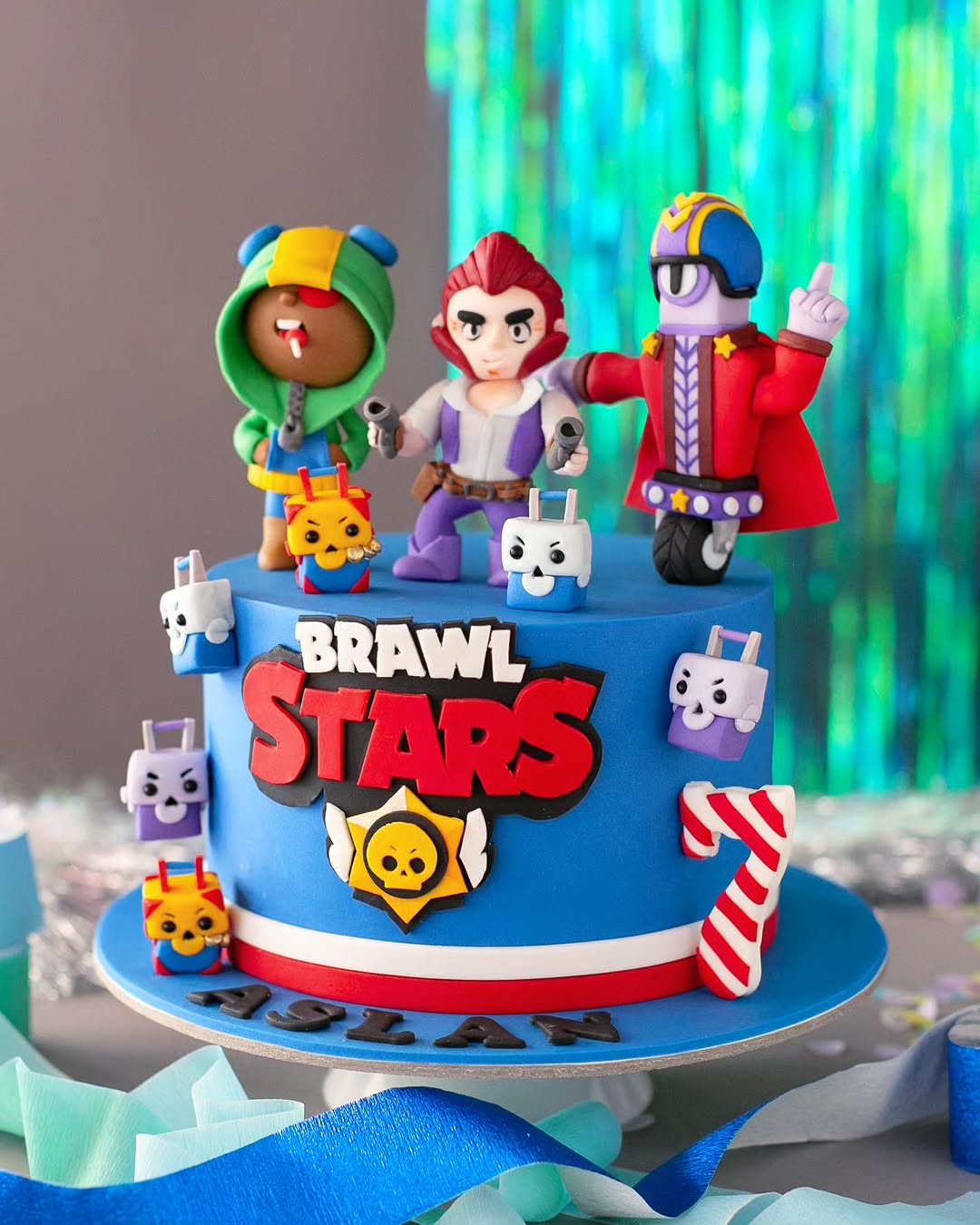 colt brawl stars pasta – erkek çocuk doğum günü pastası – uzak çekim