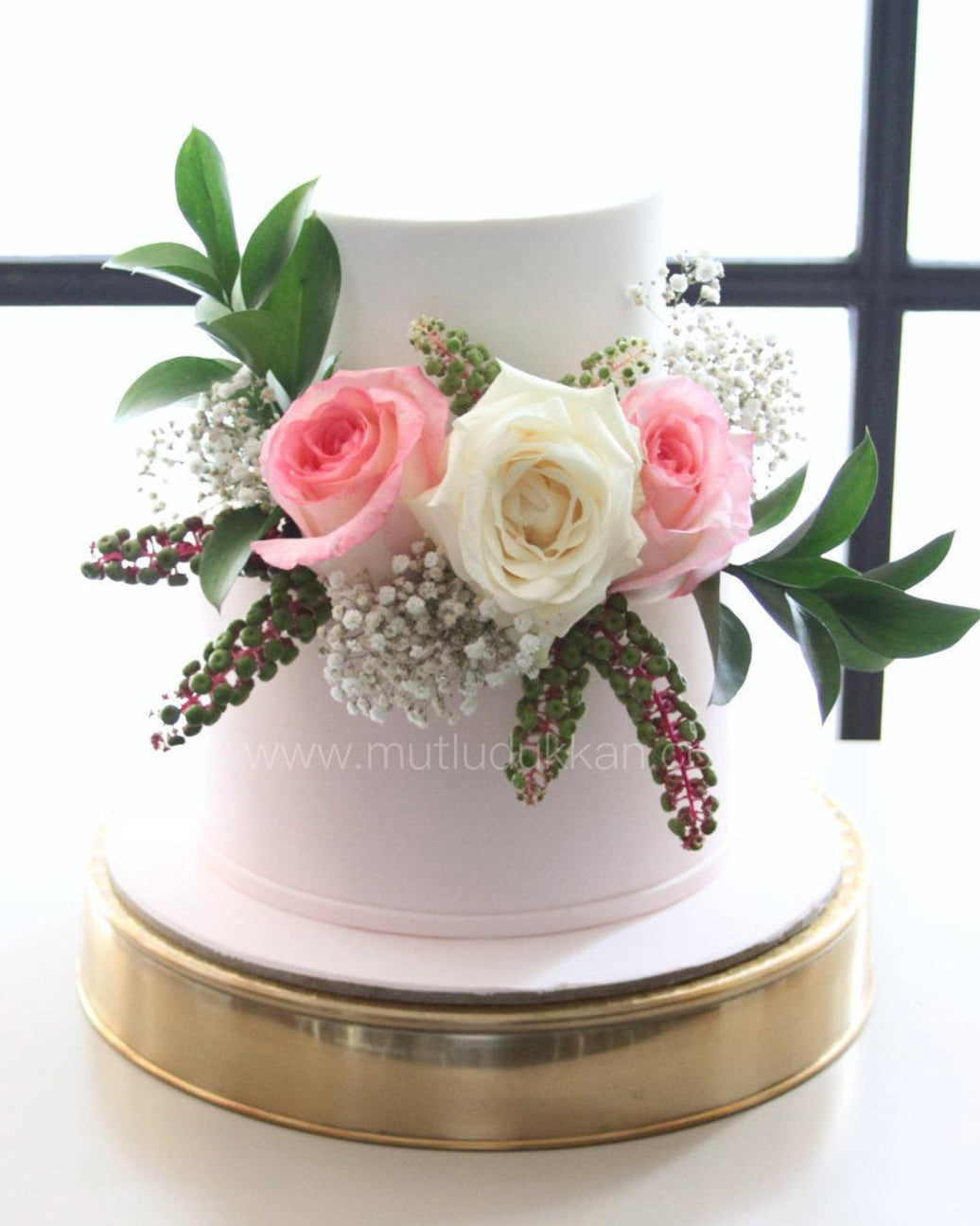 düğün pastası – canlı gül ve yaprak süslemeli pudra pasta
