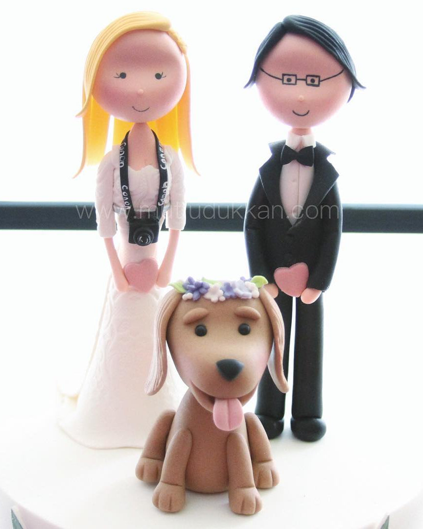 düğün pastası – gelin damat ve köpek figürlü beyaz pasta