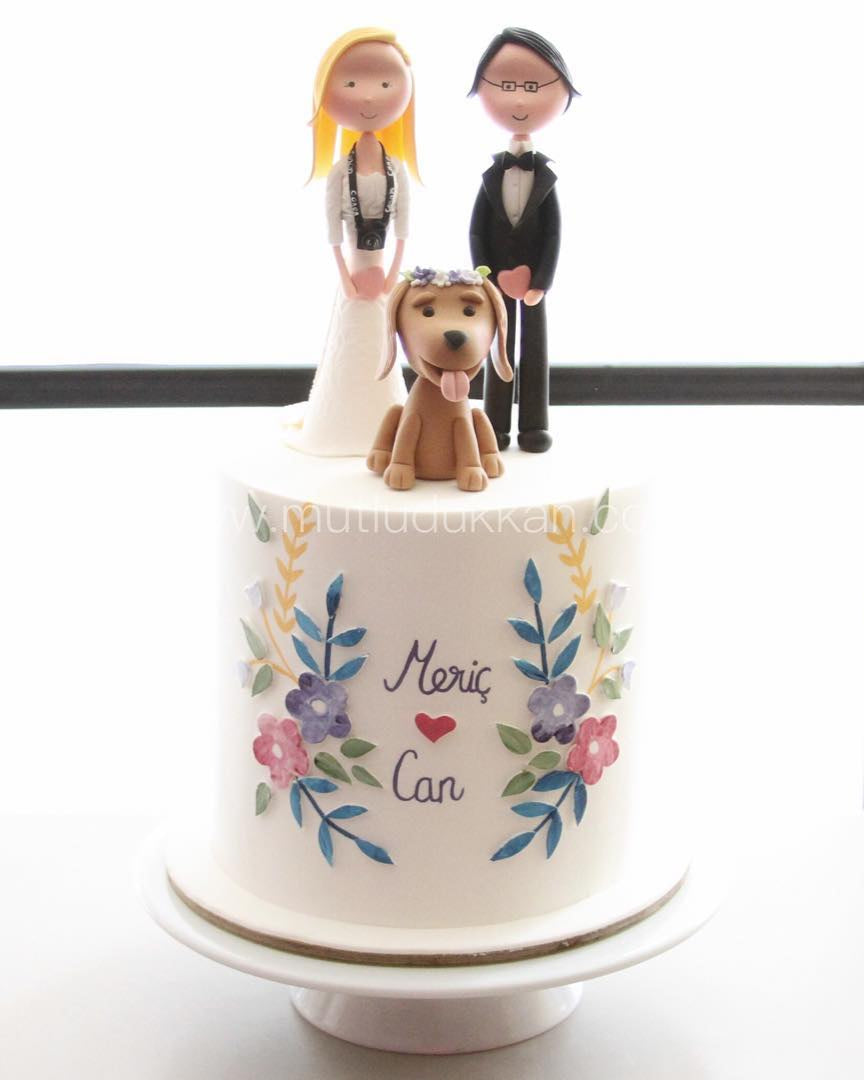 düğün pastası – gelin damat ve köpek figürlü beyaz pasta