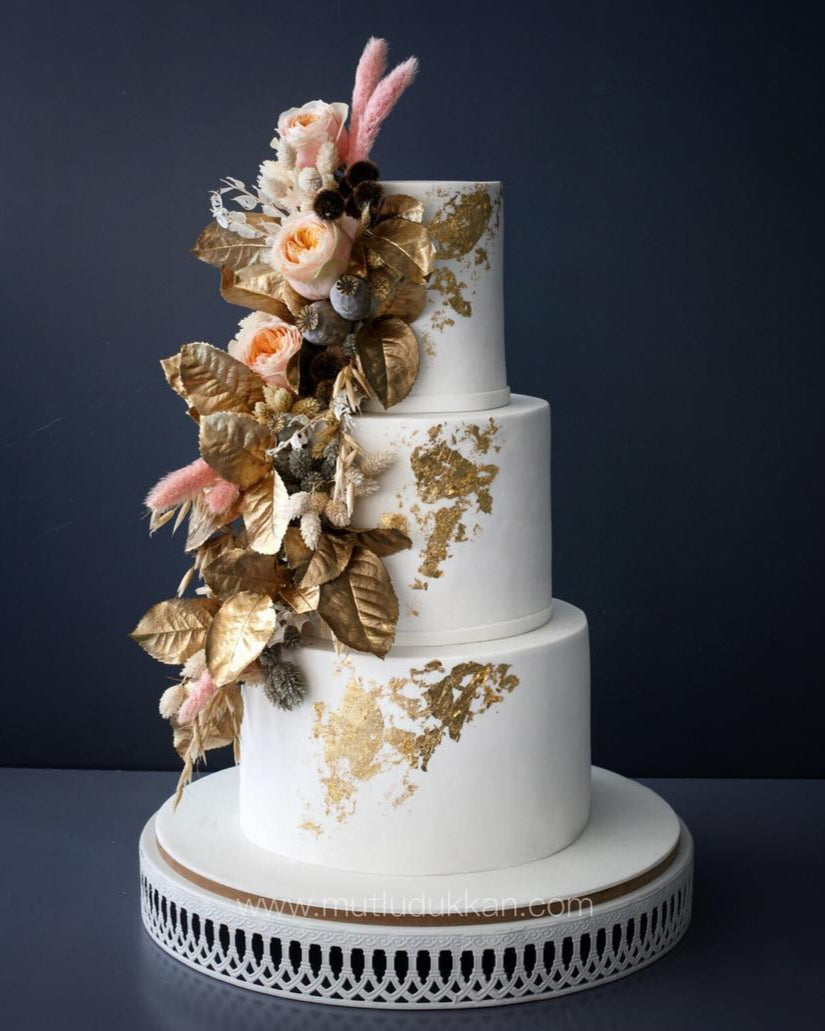 düğün pastası – üç katlı gerçek altın süslemeli pasta
