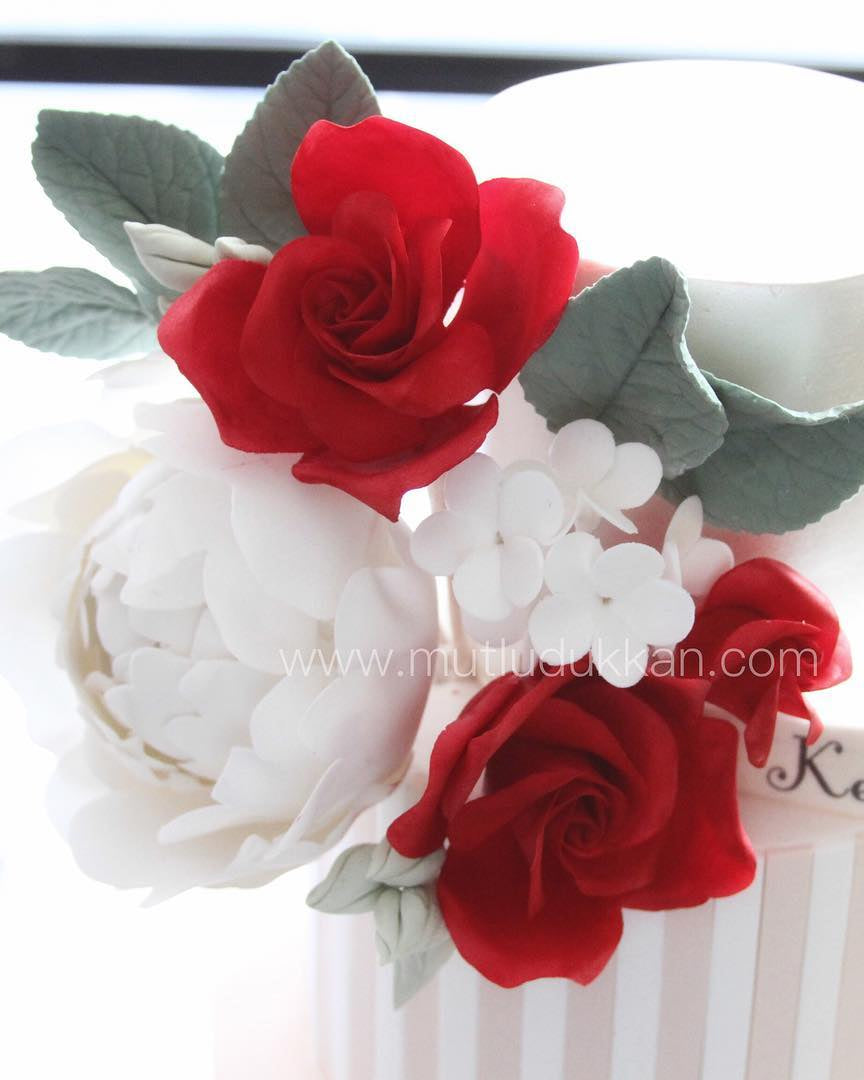 düğün pastası – kırmızı gül ve beyaz çiçek süslemeli pasta
