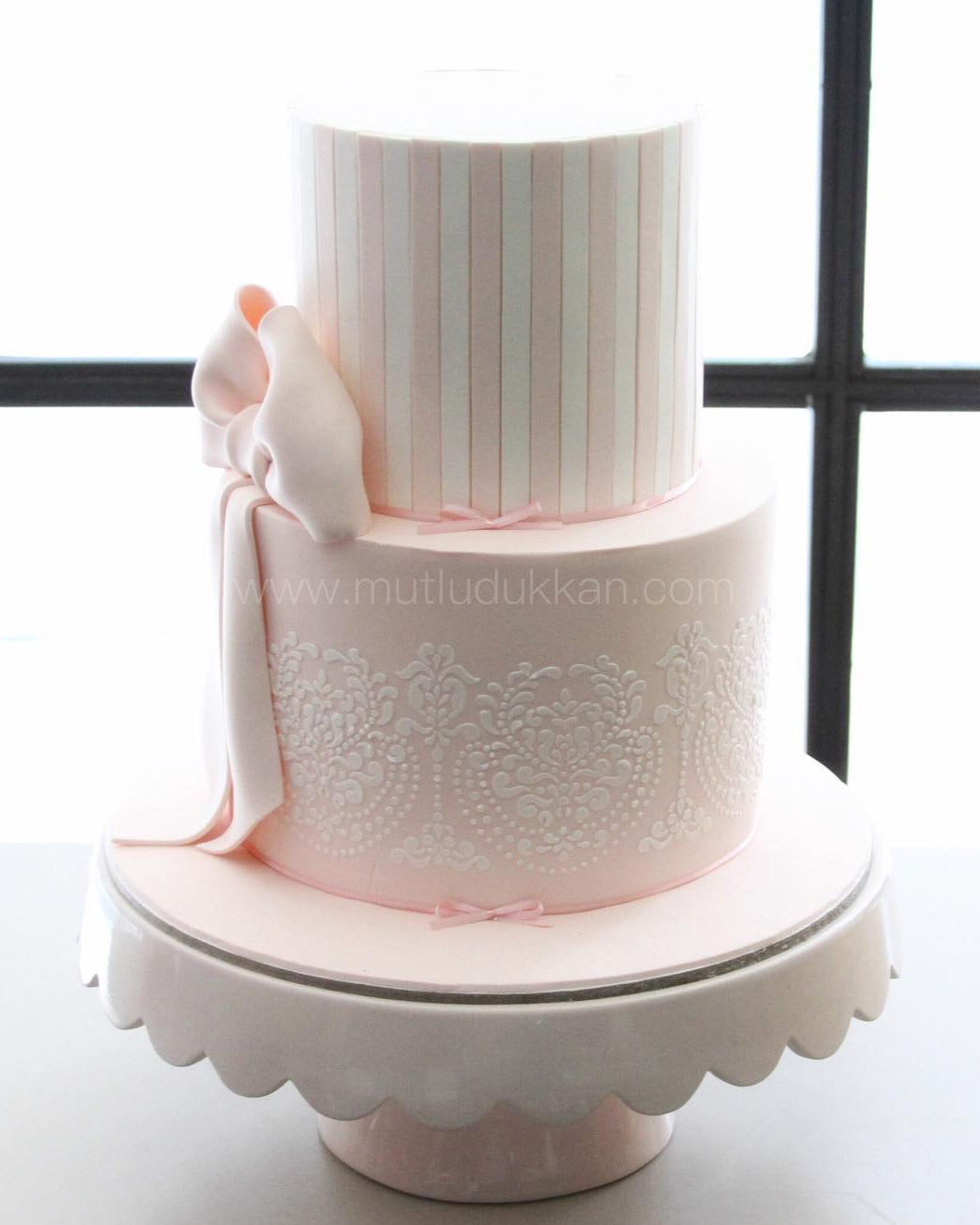 düğün pastası – pudra renkli dantel desenli şık pasta