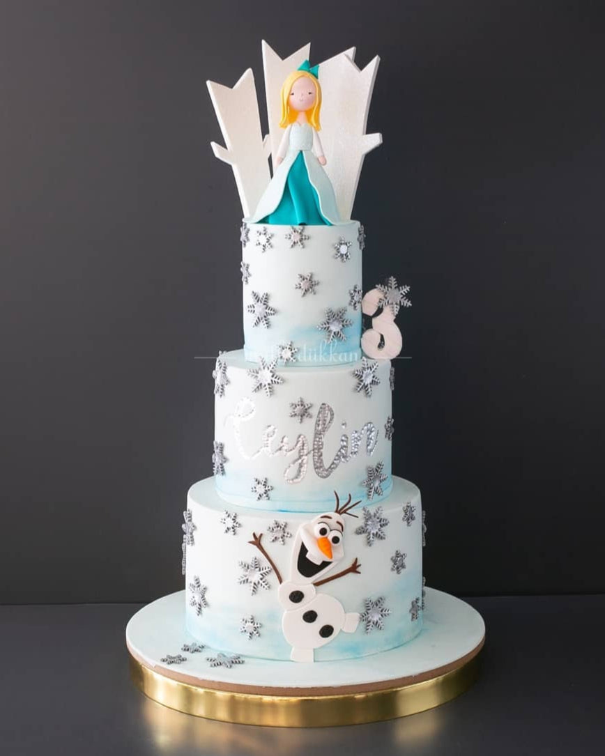frozen pasta – elsa ve olaf süslemeli kız çocuk pastası