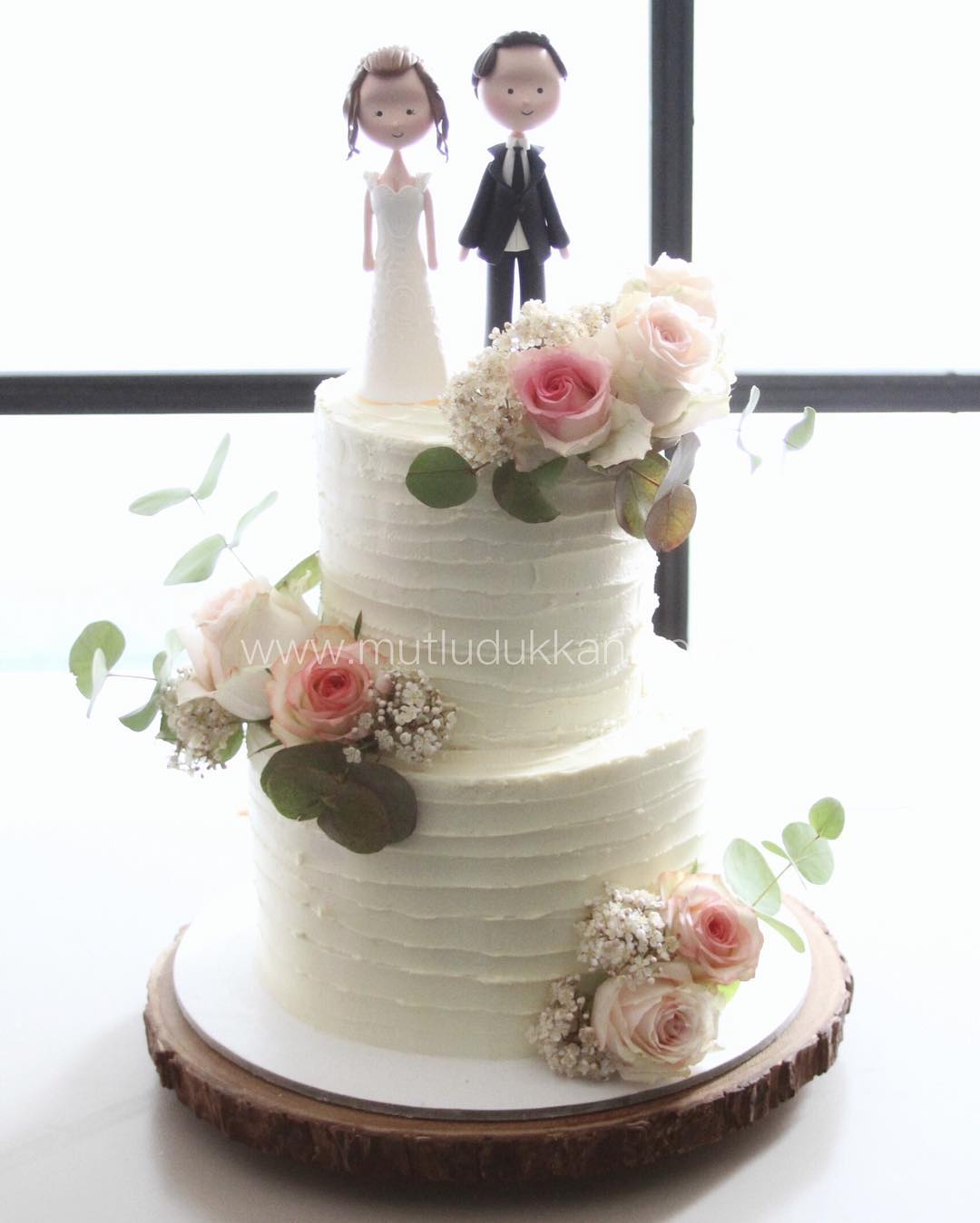 gelin damat pasta – çiçekli iki katlı düğün pastası (naked cake)