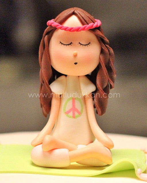 hippi pasta – yoga yapan kız figürlü doğum günü pastası