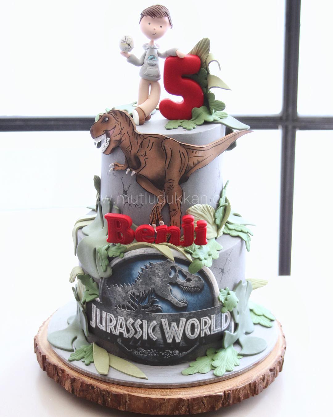 jurassic world pasta – t-rex temalı erkek çocuk pastası