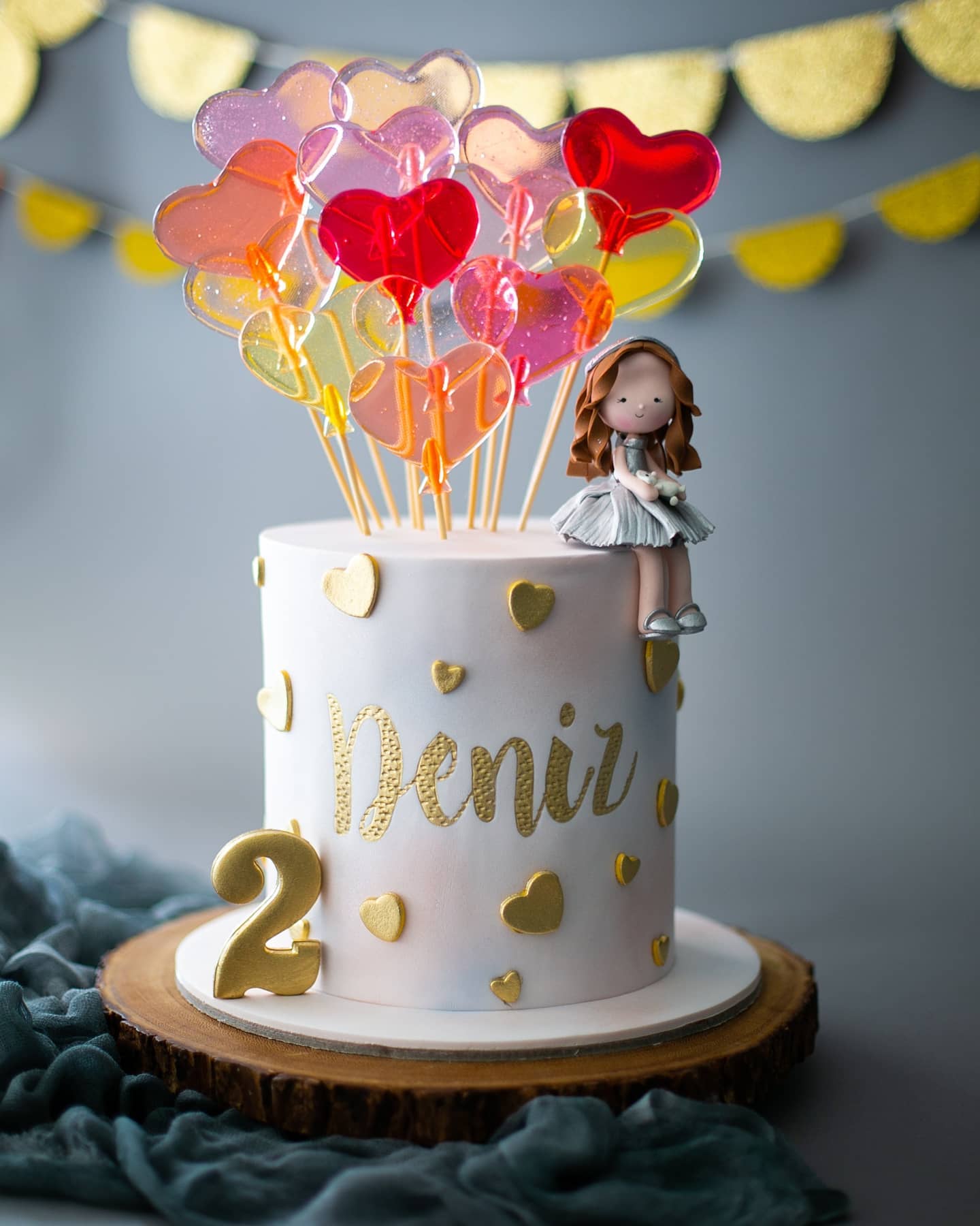 kalp pasta – renkli lolipop süslemeli kız pastası