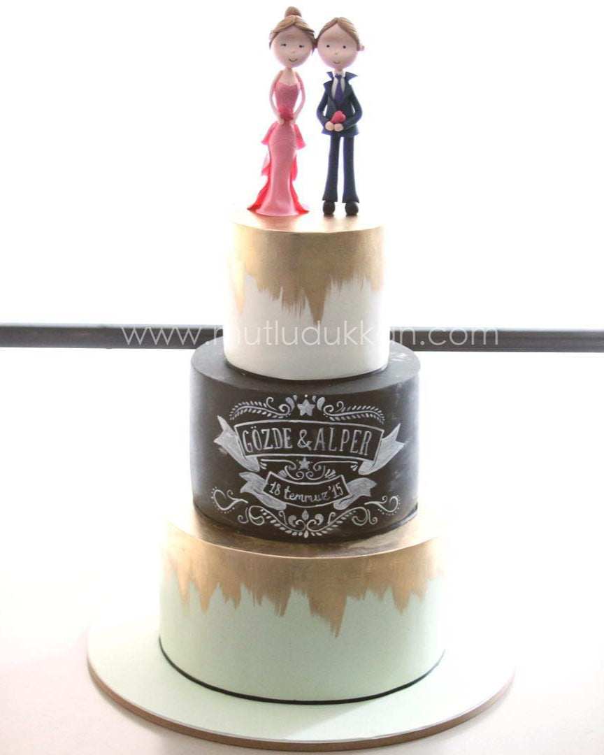kara tahta pasta – altın detaylı 3 katlı nişan pastası