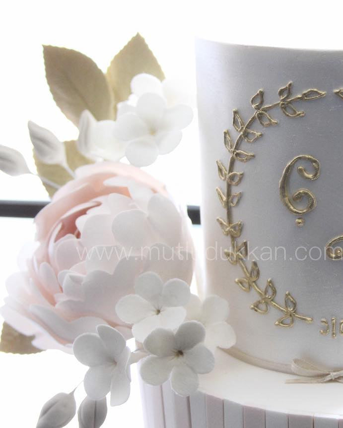 klasik düğün pastası – şakayık çiçekli üç katlı pasta