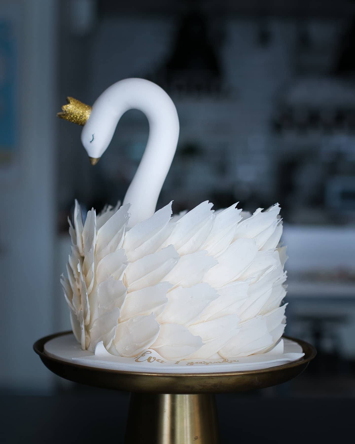 kuğu pasta – altın taçlı kız çocuk doğum günü pastası