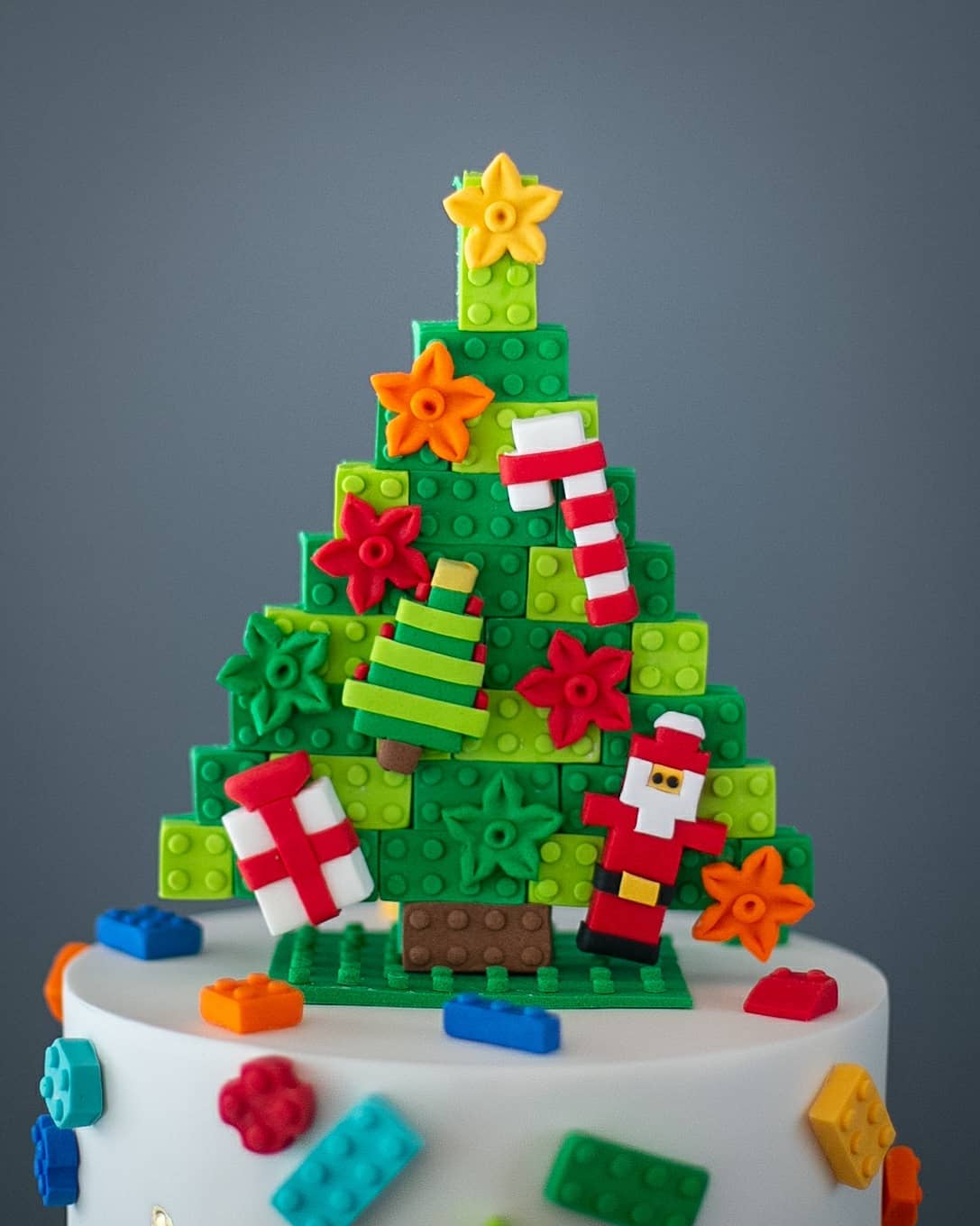 Lego ve yılbaşı süslemeli çocuk doğum günü pastası