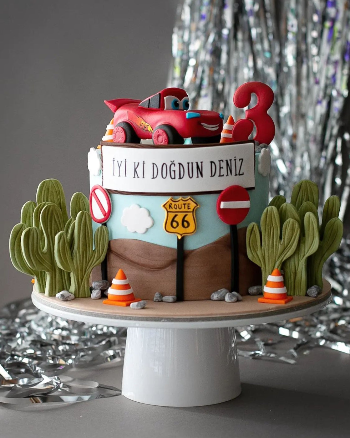mcqueen pasta – route 66 ve kaktüs temalı erkek pastası