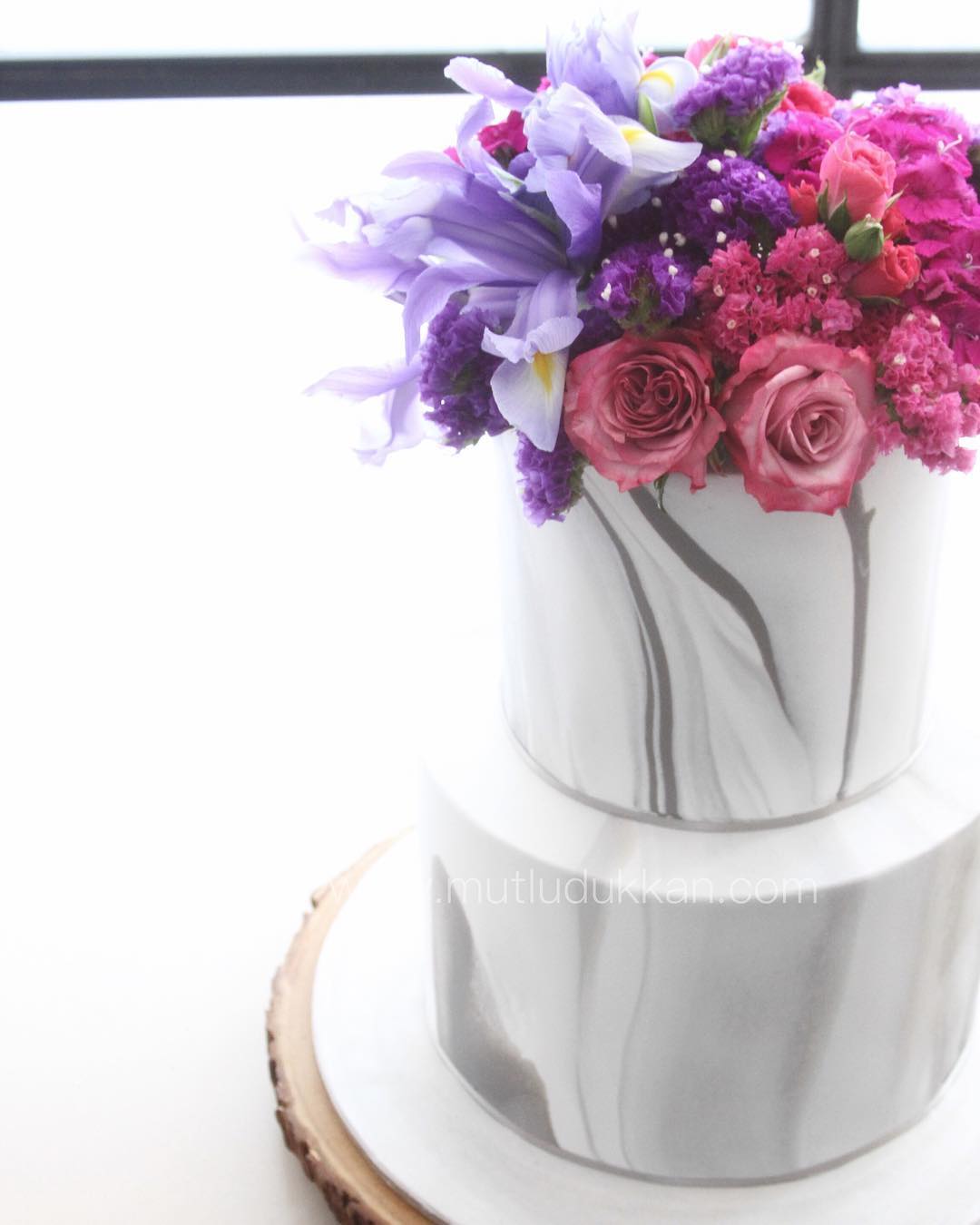 mermer pasta – çiçeklerle süslenmiş modern nişan pastası