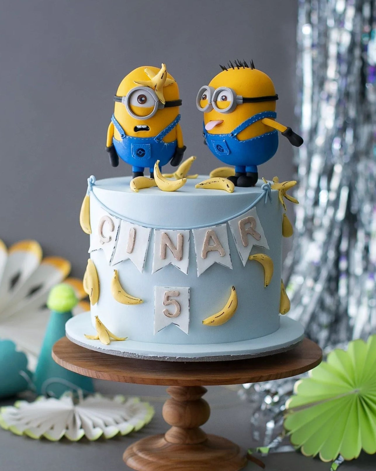 minion pasta – muz süslemeli doğum günü pastası
