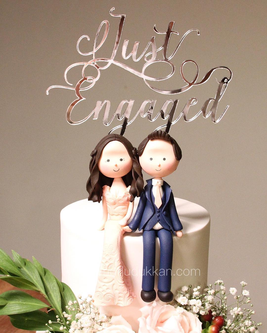 nişan pasta – canlı gül süslemeli zarif söz pastası