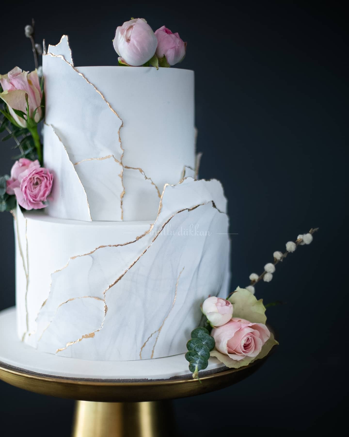 nişan pasta – mermer desenli modern kutlama pastası