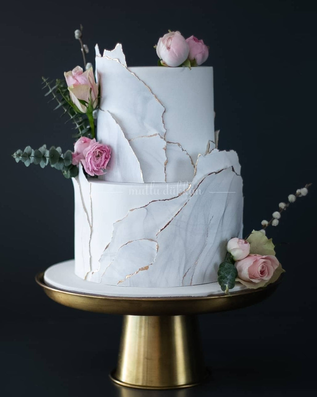nişan pasta – mermer desenli modern kutlama pastası