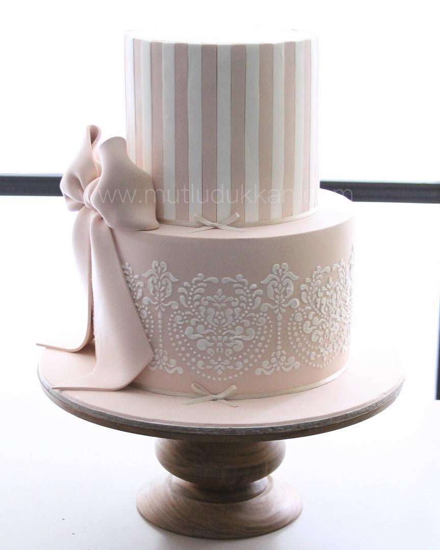 nişan pastası – bej dantel ve şerit desenli zarif pasta