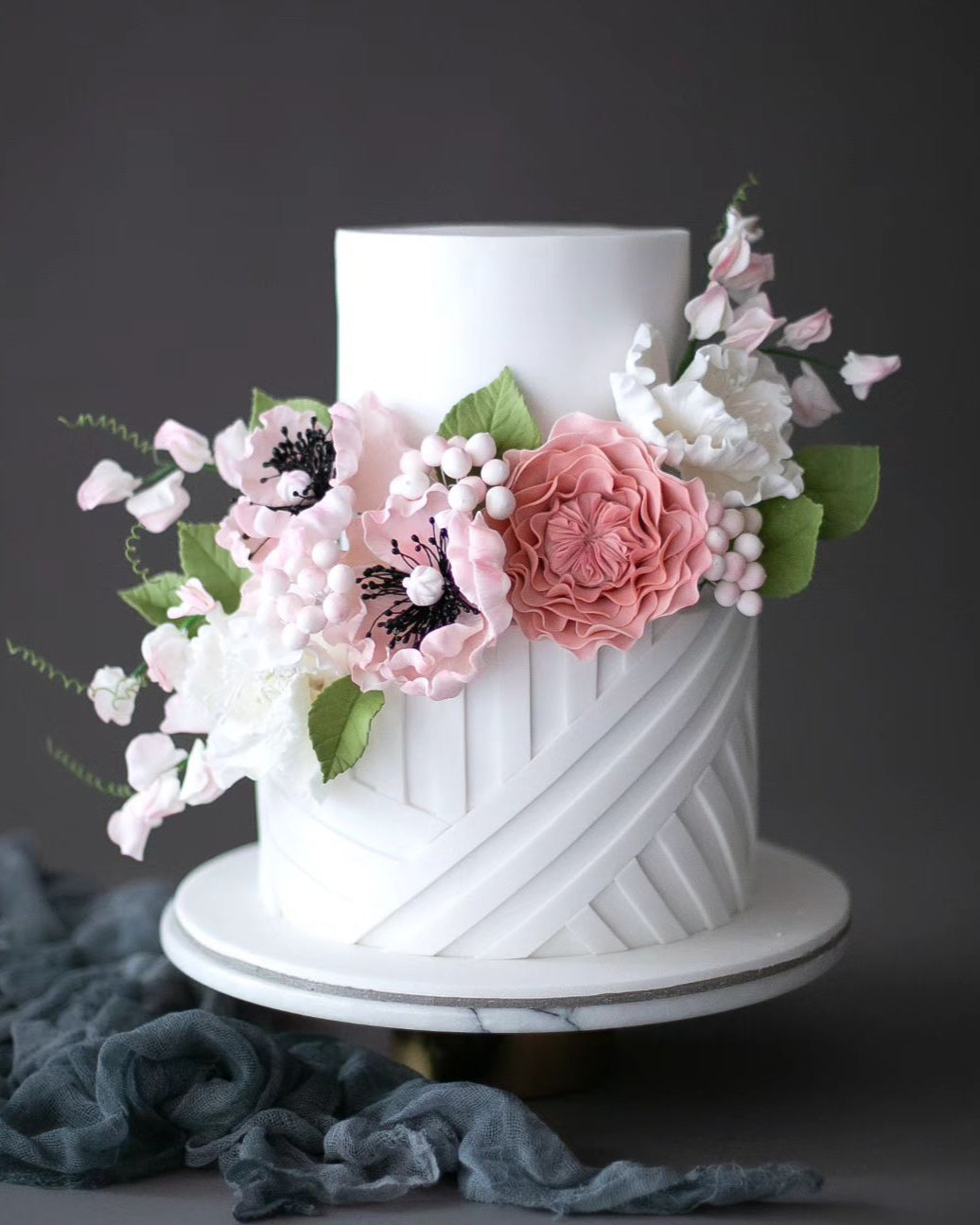 pembe çiçekli pasta – modern şerit desenli nişan pastası