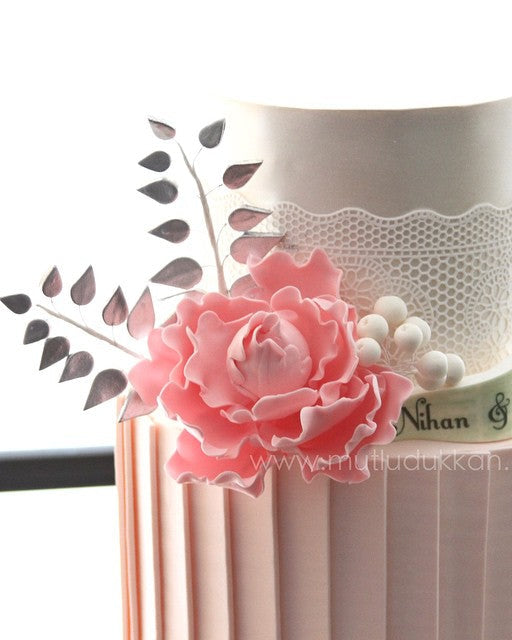 pembe nişan pastası – dantel ve şakayık süslemeli pasta