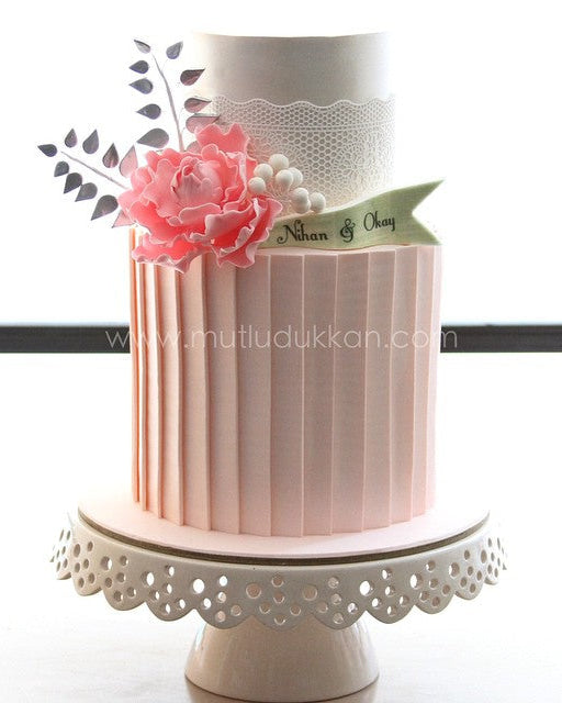 pembe nişan pastası – dantel ve şakayık süslemeli pasta