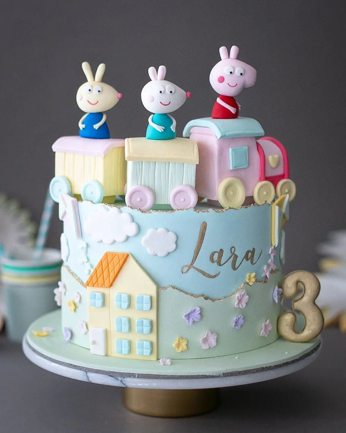 peppa pig pasta – tren figürlü çocuk doğum günü pastası