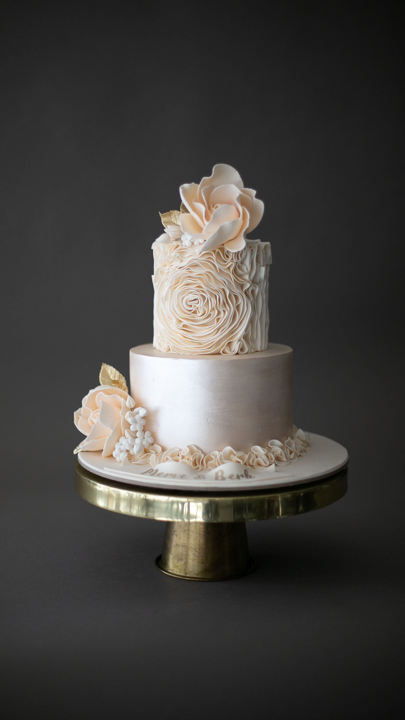 nişan pastası – altın şampanya renkli fırfırlı şık pasta