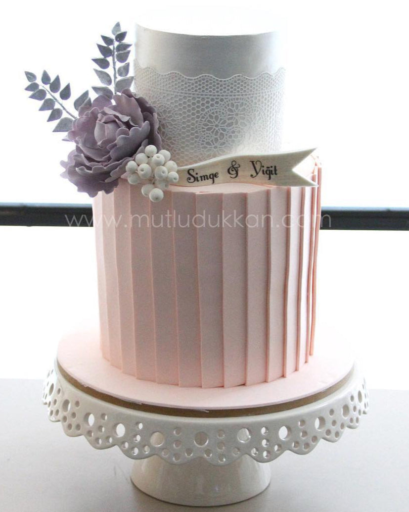 somon nişan pasta – şakayık çiçekli şerit süslemeli tasarım