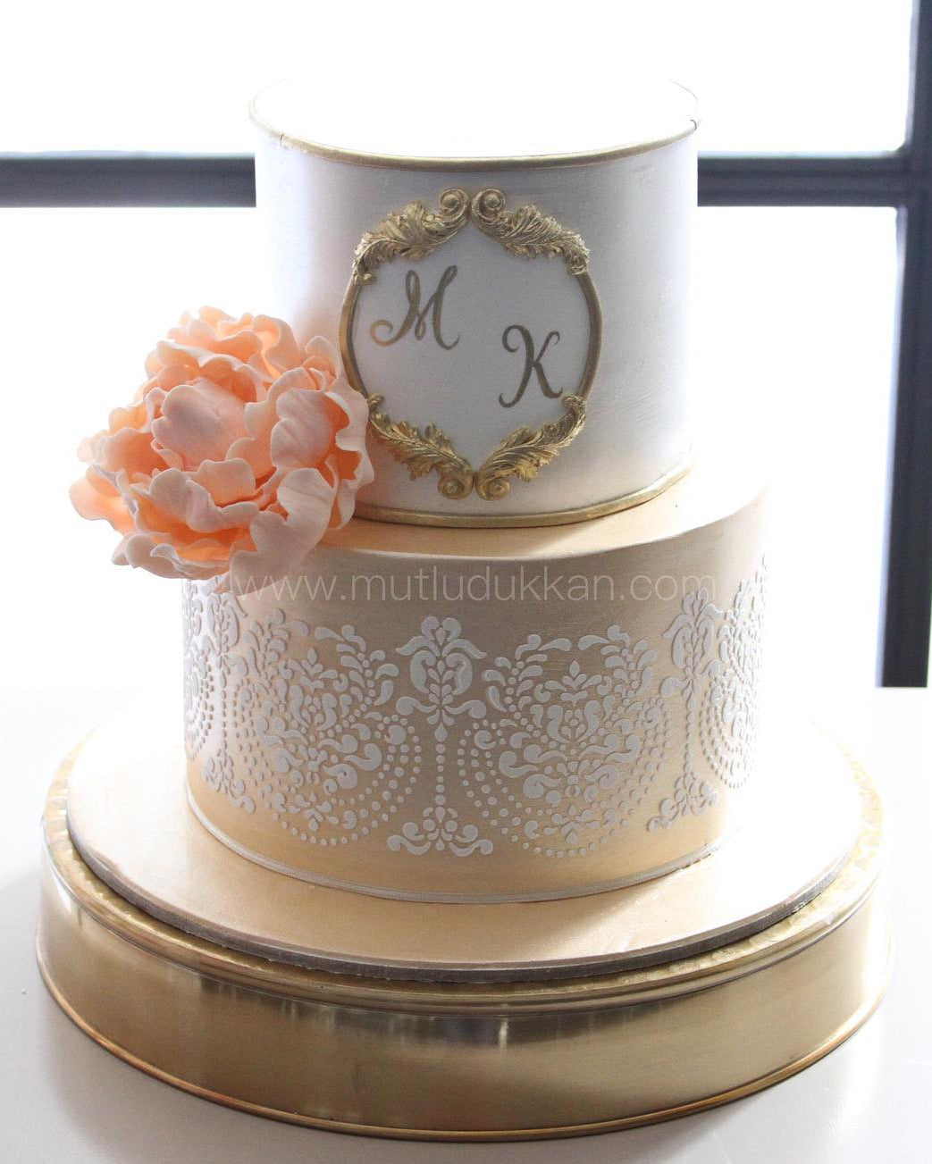 söz pastası – altın çerçeveli harfler ve şakayıklı pasta