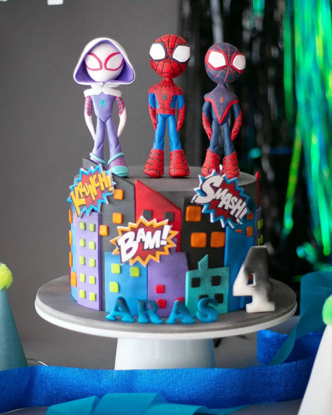 spidey pasta – renkli şehir temalı erkek çocuk pastası