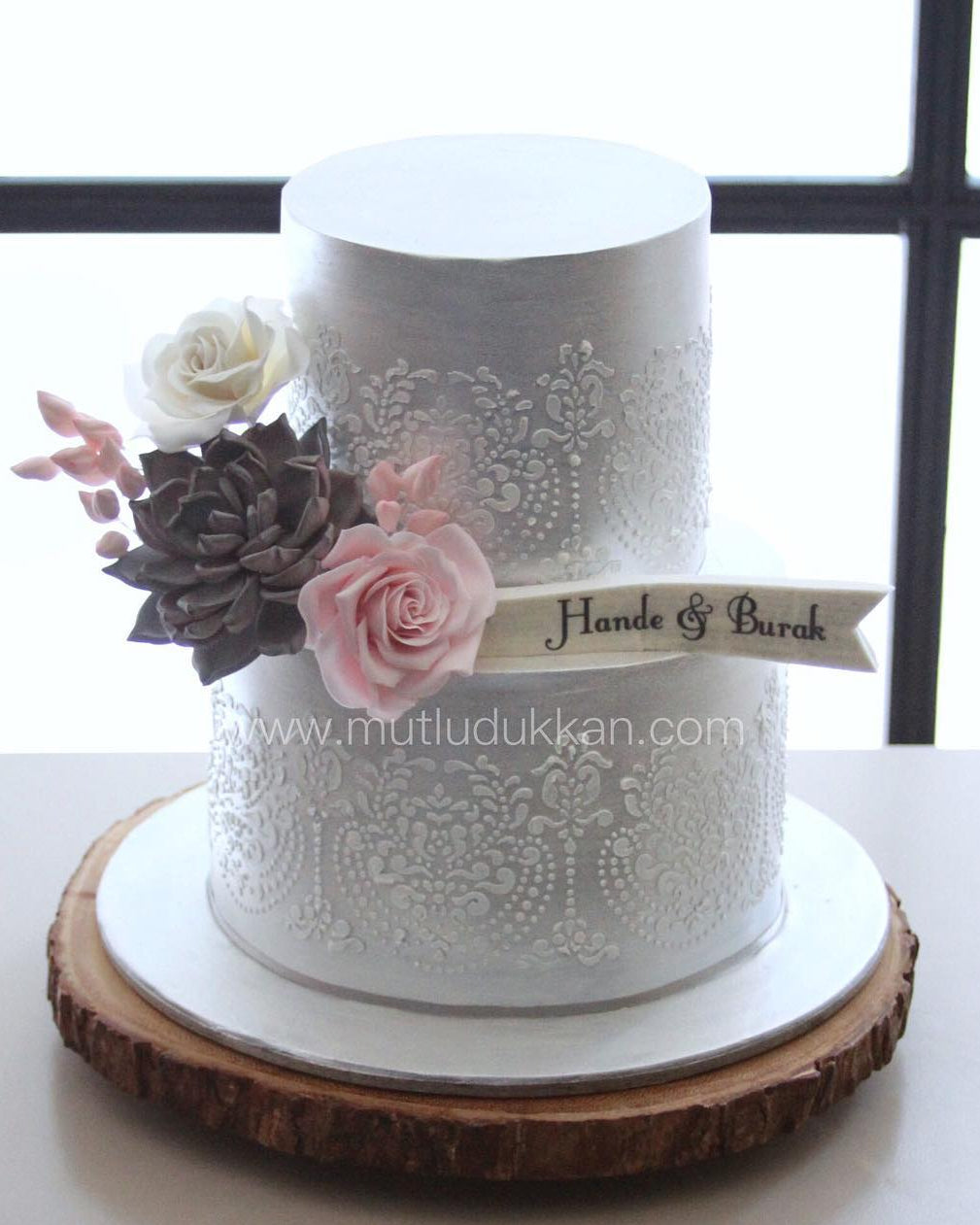 sukulent pasta – dantel ve gül süslemeli nişan pastası