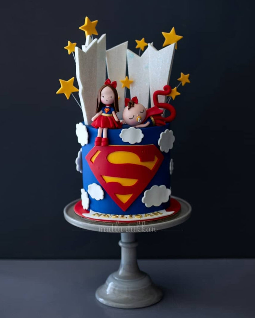 Supergirl Pasta – Süper Kahraman Temalı Çocuk Pastası