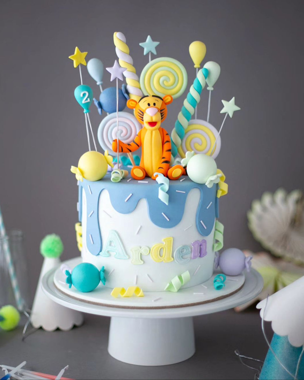 tigger pasta – renkli lolipop şeker temalı çocuk pastası