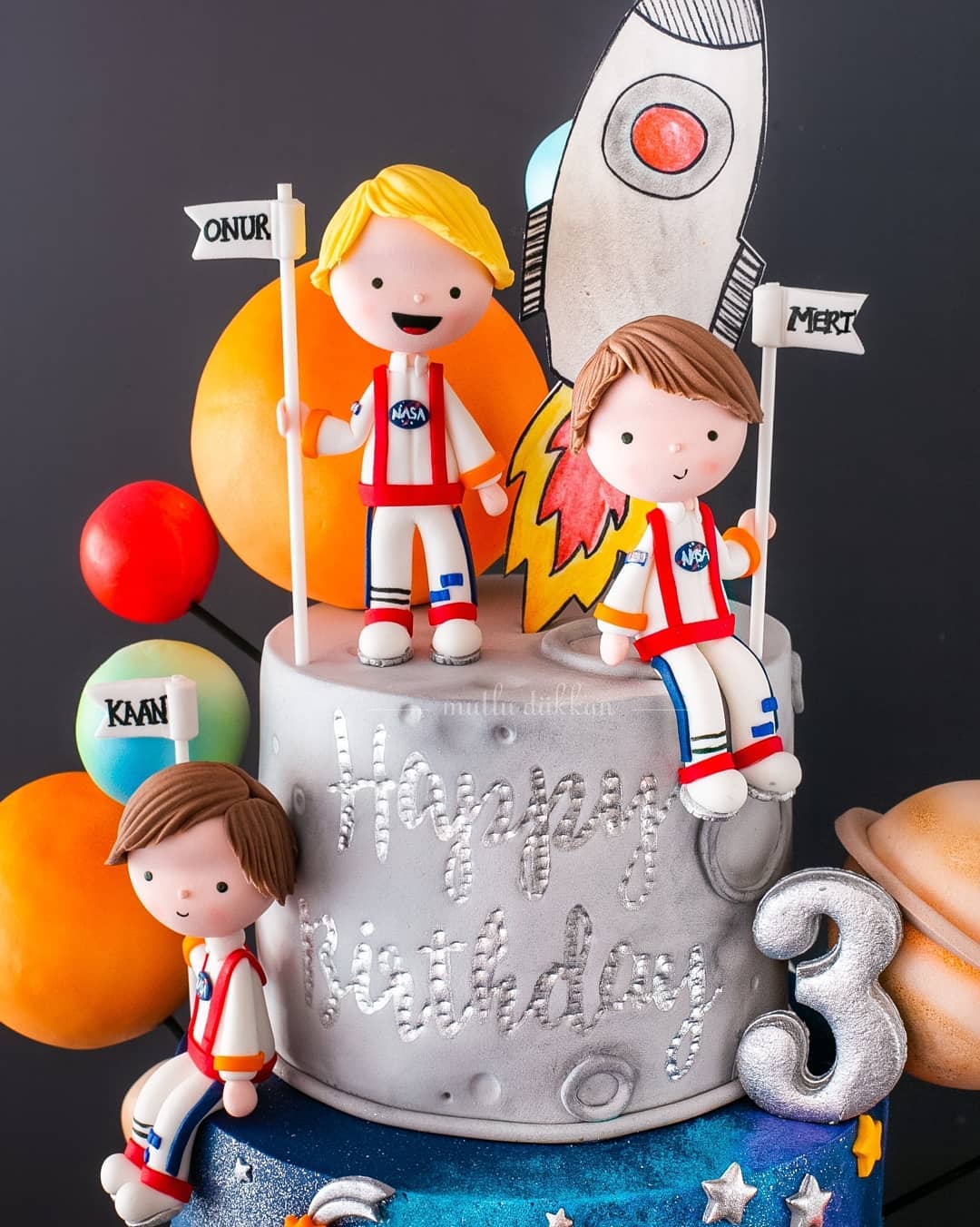 uzay pasta – astronot ve gezegen temalı erkek çocuk pastası