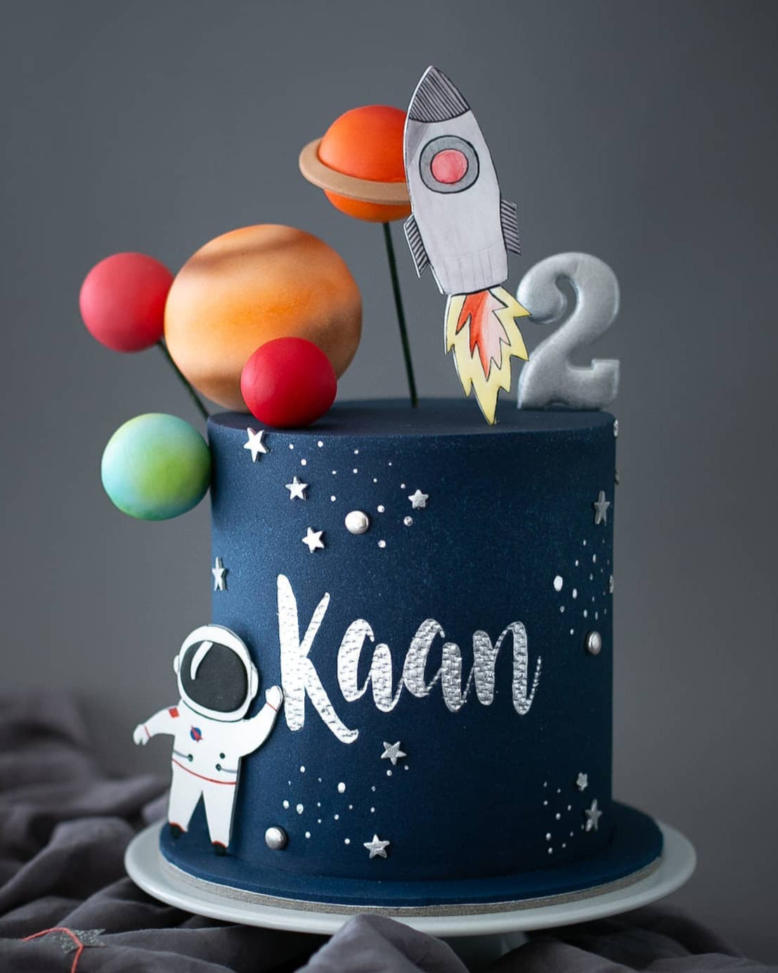uzay pasta – astronot, roket ve gezegen temalı pasta