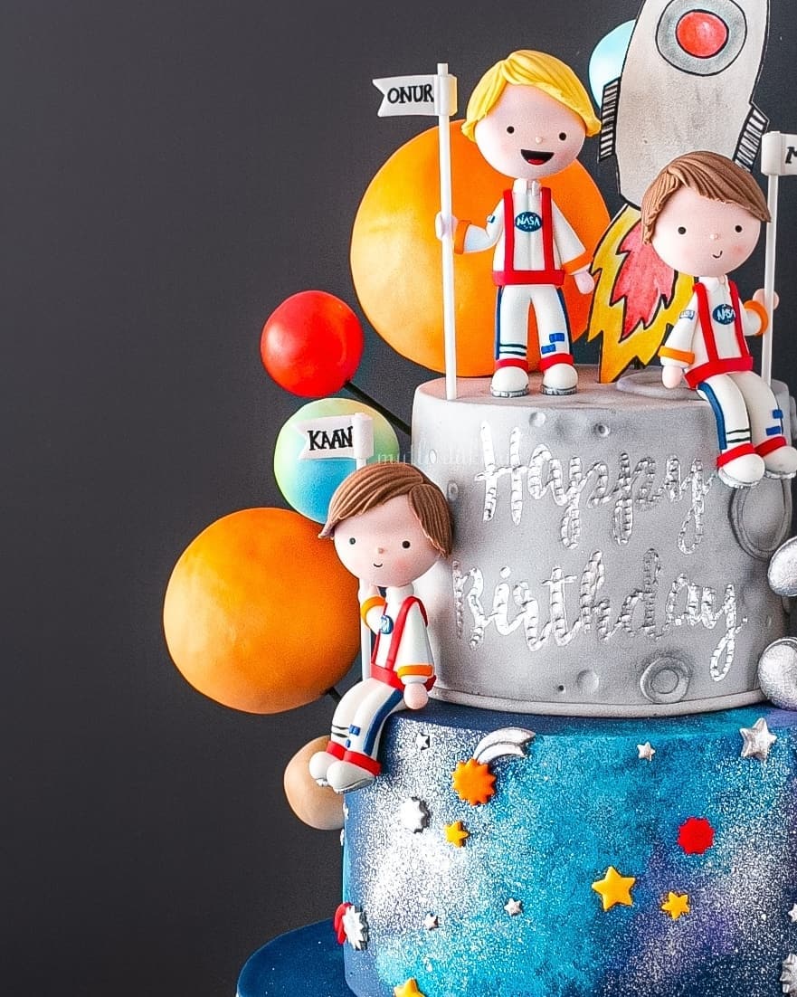 uzay pasta – astronot ve gezegen temalı erkek çocuk pastası