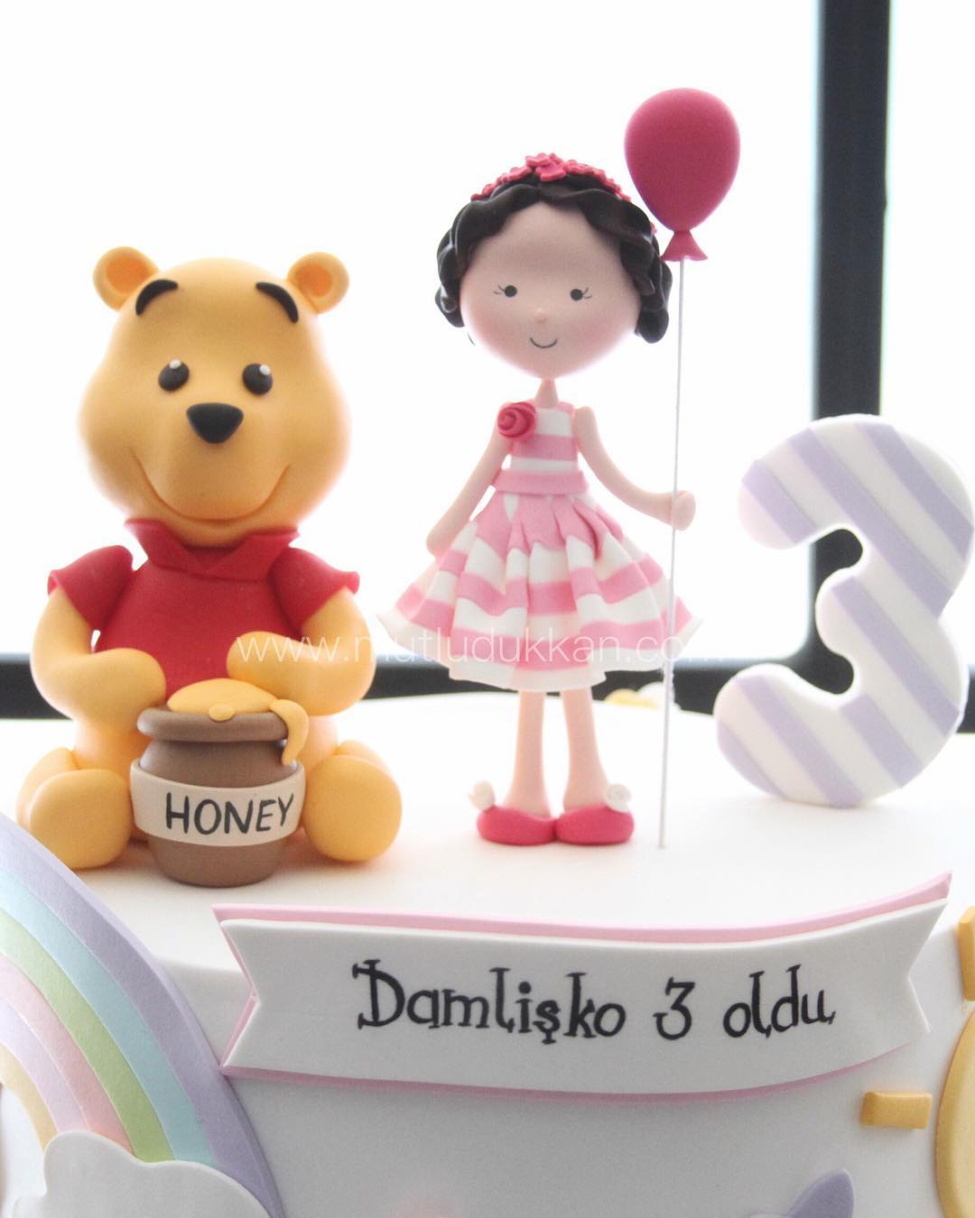 winnie the pooh pasta – çiçek süslemeli kız pastası