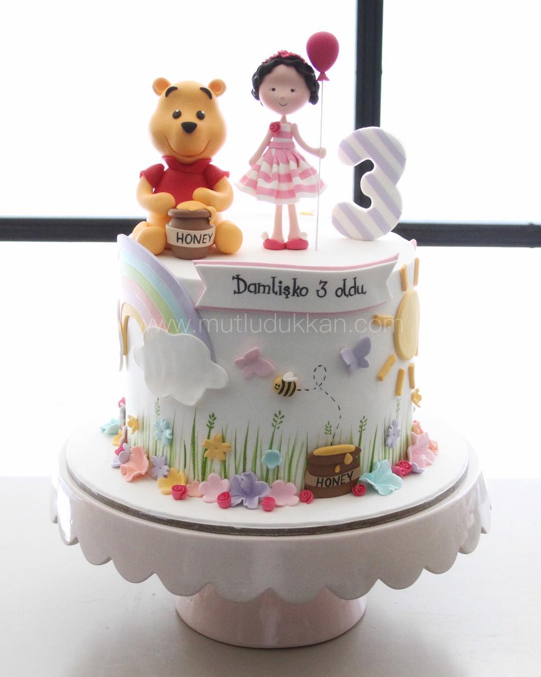 winnie the pooh pasta – çiçek süslemeli kız pastası